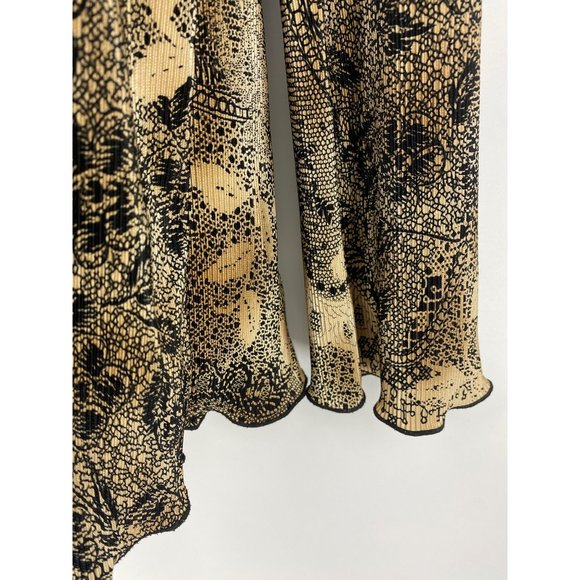 Plissé v-neck lettuce edge trim long sleeves blouse top - Picture 3 of 4